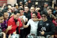 Erick Thohir dan sejumlah selebriti saat mendaftar Ketua Umum PSSI. (Instagram.com/@seputaret)