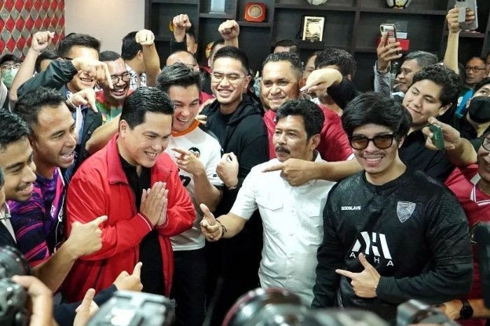 Erick Thohir dan sejumlah selebriti saat mendaftar Ketua Umum PSSI. (Instagram.com/@seputaret)