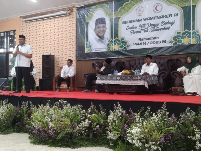 Gambar : Berbagi Kebahagiaan di Bulan Ramadhan: IMSI dan Bulan Sabit Merah Gelar Santunan Anak Yatim Dihadiri oleh Wakil Menteri Tenaga Kerja RI, Ir. Afriansyah Noor, M.Si. (idaulat.Ist)