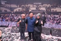 Menteri Pertahanan Prabowo Subianto bersama penyanyi Ari Lasso dan Krisdayanti. (Dok. Tim Media Prabowo Subainto)