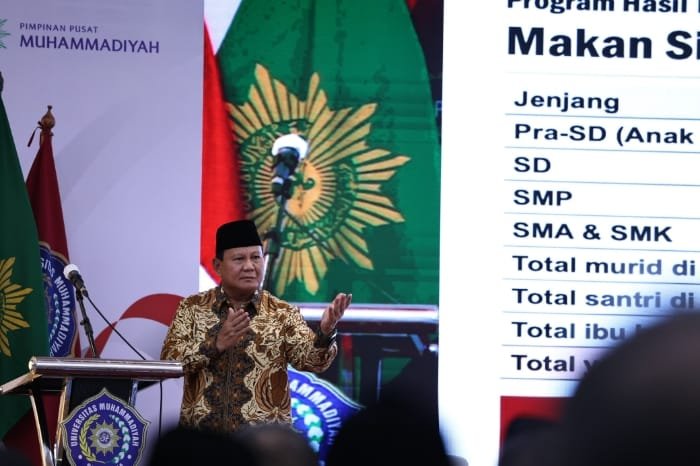 Sebuah momen lucu terjadi saat acara dialog publik Muhammadiyah bersama calon presiden nomor urut 2 Prabowo Subianto di Universitas Muhammadiyah Surabaya, Jumat, (24/11/2023). (Dok. Tim Media Prabowo)