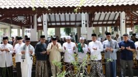 Calon presiden (capres) Koalisi Indonesia Maju Prabowo Subianto saat berkunjung ke pondok pesantren Tebuireng di Jombang. (Dok. Tim Media Prabowo Subianto)