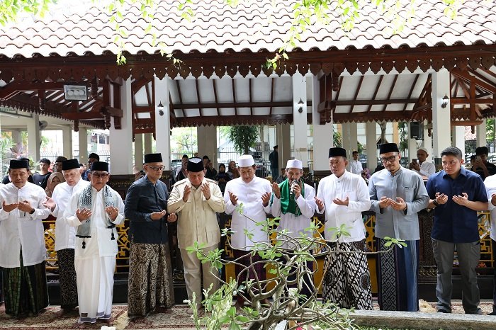 Calon presiden (capres) Koalisi Indonesia Maju Prabowo Subianto saat berkunjung ke pondok pesantren Tebuireng di Jombang. (Dok. Tim Media Prabowo Subianto)