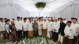 Calon presiden nomor urut 2, Prabowo Subianto bersilaturahmi dengan 68 kiai di Pondok Pesantren Langitan, Tuban, Jawa Timur. (Dok. TKN Prabowo Gibran)