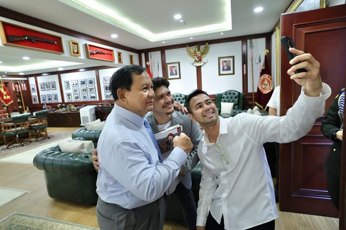 Menteri Pertahanan Prabowo menerima kedatangan sejumlah artis dan influencer di Kementerian Pertahanan, Jakarta. (Dok. Tim Media Prabowo Subianto)