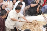 Capres dari Koalisi Indonesia Maju (KIM) Prabowo Subianto,memenuhi undangan acara 'Masak Besar: Bobon Santosa dan Kopra (Konco Prabowo)' di Cilincing, Jakarta Utara. (Dok. Tim Media Prabowo-Gibran)