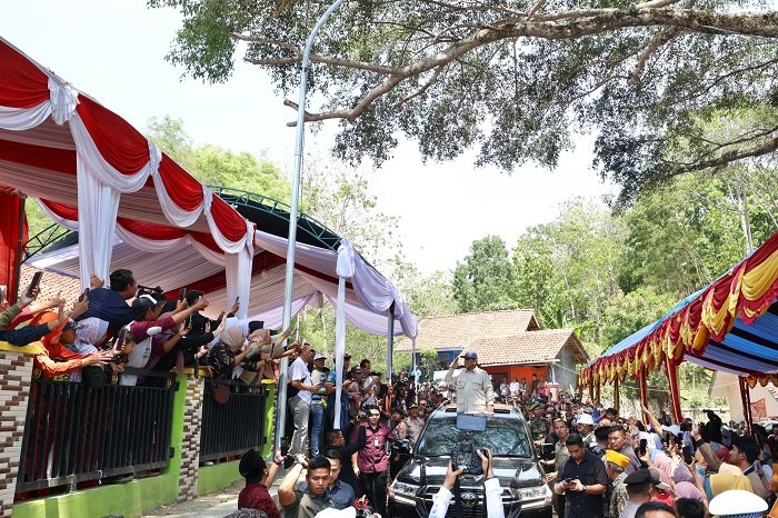 Menteri Pertahanan Prabowo Subianto saat meresmikan lima titik bantuan sumber air bersih yang berpusat di Desa Pamupukan, Kabupaten Kuningan, Jawa Barat. (Dok. TIm Media Prabowo Subianto)

