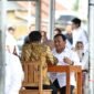 Presiden RI Joko Widodo dan Menteri Pertahanan RI Prabowo Subianto santap siang bersama di kios Bakso dan Mie Ayam Pak Sholeh Bandongan, Kabupaten Magelang, Jawa Tengah, Senin (29/1/2024). (Dok. Tim Media Prabowo-Gibran)