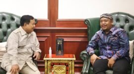 Calon Presiden Prabowo Subianto menerima kedatangan Abah Lala. (Dok Tim Media Prabowo SUbianto)