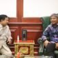 Calon Presiden Prabowo Subianto menerima kedatangan Abah Lala. (Dok Tim Media Prabowo SUbianto)