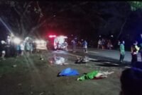 Dua pria yang berboncengan sepeda motor ditabrak Bus Eka di Kabupaten Ngawi. (Dok. Fin)