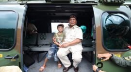 Menteri Pertahanan (Menhan) Prabowo Subianto disambut riuh luluban ribuan warga termasuk para petani dan peternak di Sumedang. (Dok. Tim Media Prabowo Subianto)

