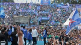 Calon presiden nomor urut 2, Prabowo Subianto, berjoget bersama Denny Cak Nan di Lapangan Gajayana, Malang, Jawa Timur. (Dok. TKN Prabowo - Gibran)
