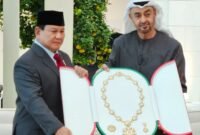 Menteri Pertahanan RI Prabowo Subianto menerima anugerah 'Zayed Medal' dari Presiden Uni Emirat Arab (UAE), Yang Mulia Syekh Mohamed bin Zayed Al Nahyan (MBZ).. (Dok. Tim Media Prabowo)