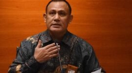 Eks Ketua KPK Firli Bahuri (kedua kanan) bersama Wakil Ketua Nurul Ghufron (kanan), anggota Dewan Pengawas Indriyanto Seno Adji (kedua kiri) dan Sekjen Cahya Hardianto Harefa (kiri) memberikan keterangan pers mengenai hasil penilaian Tes Wawasan Kebangsaan (TWK) dalam rangka pengalihan pegawai KPK menjadi Aparatur Sipil Negara (ASN) di Gedung Merah Putih KPK, Jakarta, Rabu (5/5/2021). Dari 1351 pegawai KPK, sebanyak 1274 peserta berhasil memenuhi syarat dan 75 peserta tidak memenuhi syarat sementara dua orang tidak mengikuti tes. ANTARA FOTO/Indrianto Eko Suwarso/wsj.