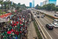 Massa dari berbagai kalangan, termasuk mahasiswa, melakukan unjuk rasa untuk menentang disahkannya RUU Pilkada di depan Gedung DPR. (Instagram.com @nuonline_id)