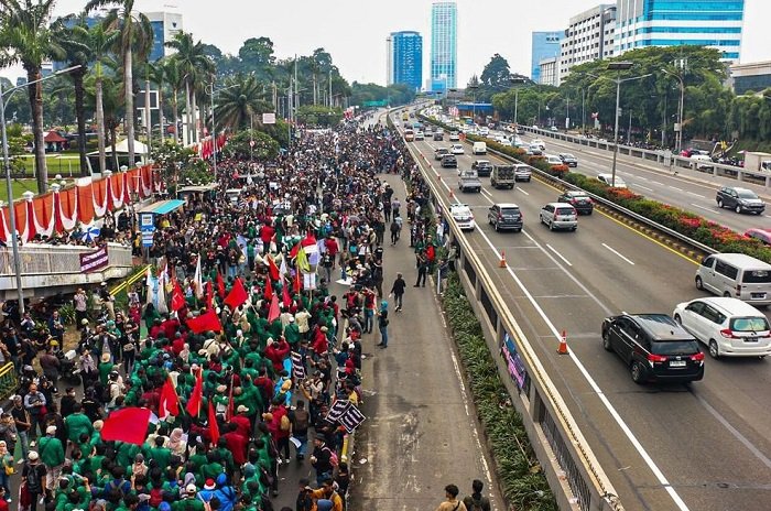 Massa dari berbagai kalangan, termasuk mahasiswa, melakukan unjuk rasa untuk menentang disahkannya RUU Pilkada di depan Gedung DPR. (Instagram.com @nuonline_id)