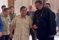 Presiden RI Prabowo Subianto bertemu dengan aktor laga senior asal Amerika Serikat Steven Seagel. (Instagram.com @2.prabowo)

