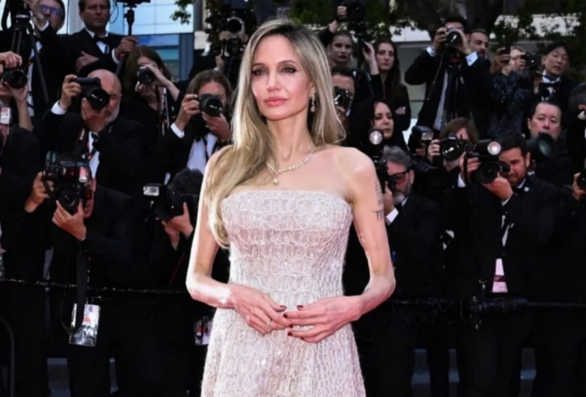 Aktris Angelina Jolie saat hadir di Festival Film Cannes 2025. (Instagram.com/@ashotmagazine)