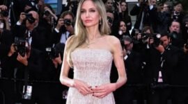 Aktris Angelina Jolie saat hadir di Festival Film Cannes 2025. (Instagram.com/@ashotmagazine)