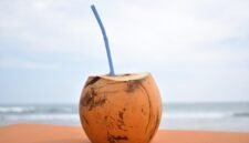 4. Air kelapa segar: minuman favorit anak saat diare yang efektif jaga keseimbangan cairan tubuh.. (Pixabay.com /Irenna_____)