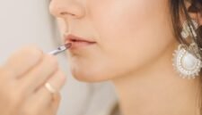 Warm, cool, atau neutral? Kenali undertone kulit sawo matangmu untuk menemukan soulmate lipstik pink! (Pixabay.com/Bessi)